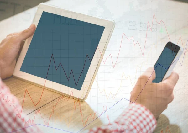 Częścią biznesmen działa na tablecie i smartfonie z cyfrowych numerów — Zdjęcie stockowe