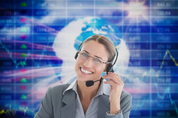 Zakenvrouw hoofdtelefoon dragen tegen technologische achtergrond — Stockfoto