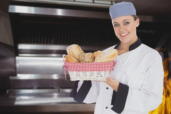 Jefa sosteniendo una cesta de pan en su cocina —  Fotos de Stock