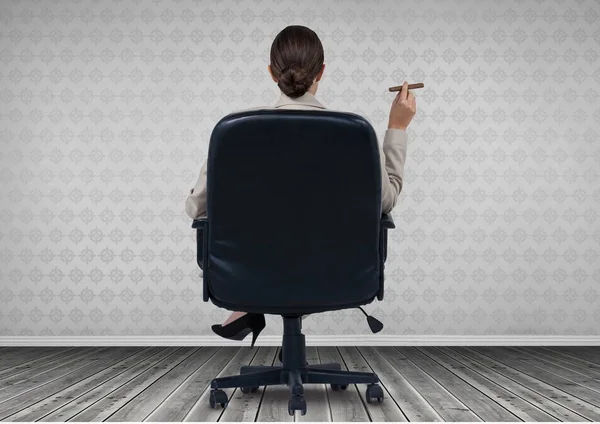 葉巻とフローリングの床が付いている椅子に座っている実業家 — ストック写真