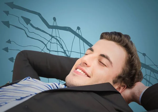 Obchodní muž ležící proti graf doodle a modrým pozadím — Stock fotografie