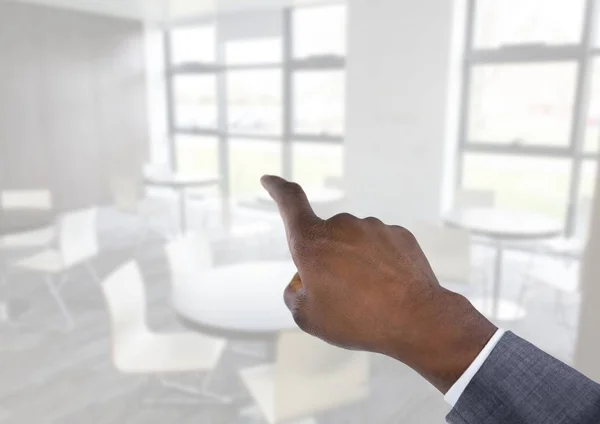 Mano tocando habitación brillante — Foto de Stock