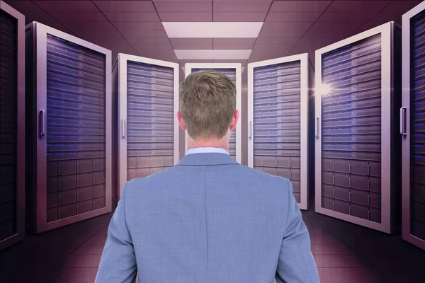 Бізнесмен стоїть в центрі обробки даних — стокове фото