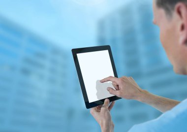 Doktor holding tablet yüksek mavi binalar ile