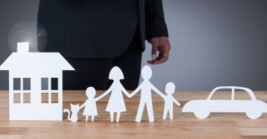 Çıkışları aile ev ve araba modeli ile kesmek