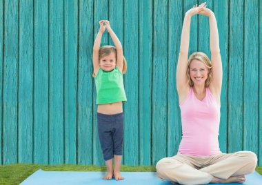 Fitness anne ve kızı ışık mavi tahta arka plan ile