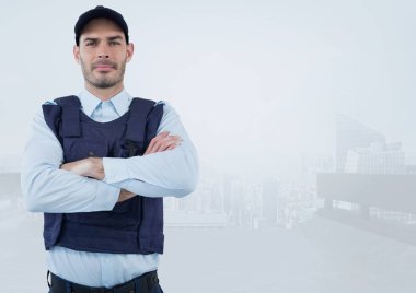 Güvenlik adam silah şehir önünde parlak arka plan üzerinde katlanmış