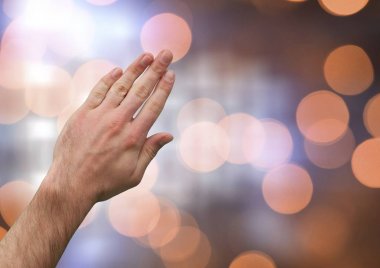 Parlaklık parlayan ışık bokeh arka plan ile dokunmadan el
