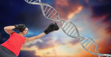 Gümüş Dna zinciri ile boks kadın. Gökyüzü arka plan