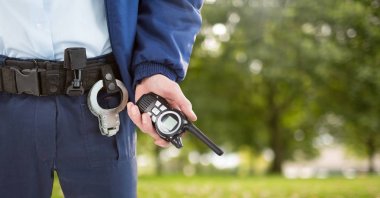 Dışarıda güvenlik erkekte doğa parkı