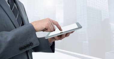 Parlak pencere tarafından tablet dokunmadan işadamı