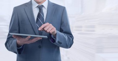 İşadamı holding tablet parlak ambarı