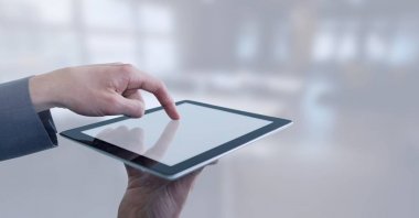 Geniş parlak oda yönelik windows tablet dokunmadan işadamı