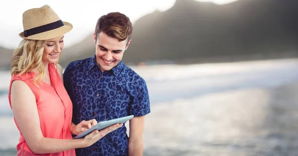최신 유행 남자와 여자 모호한 해안선에 대 한 태블릿 — 스톡 사진