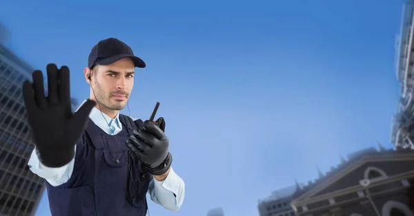 Retrato del guardia de seguridad mostrando el gesto de stop mientras sostiene walkie talkie en la ciudad — Foto de Stock