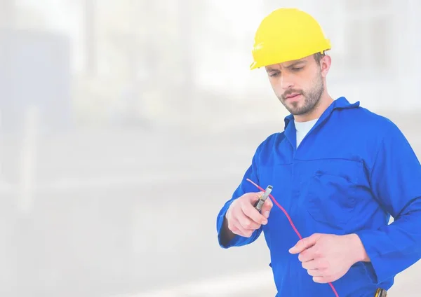 Electricista con cables en obra — Foto de Stock