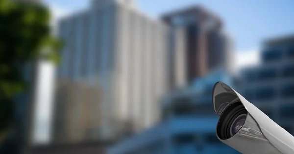 Câmera de CCTV contra edifícios desfocados — Fotografia de Stock