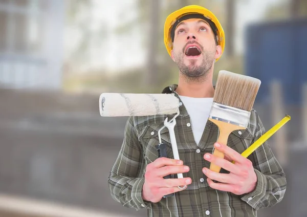 Travailleur de la construction avec des outils de peinture devant le chantier — Photo