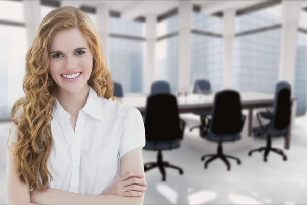 Mujer de negocios sonriente en la sala de reuniones — Foto de Stock