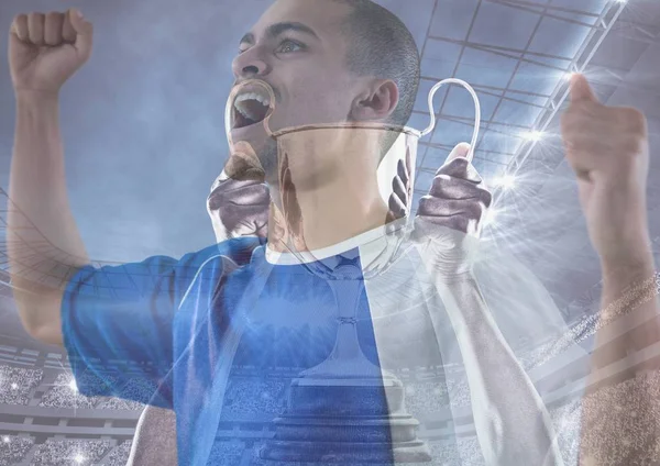 Azul t-shirt jogador de futebol ganhar o copo — Fotografia de Stock