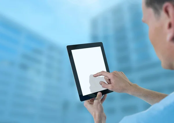Médecin tenant la tablette avec de grands bâtiments bleus — Photo