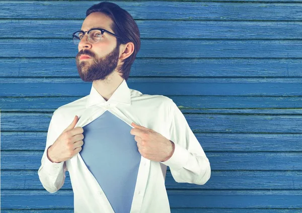 Hipster abriendo la camiseta —  Fotos de Stock