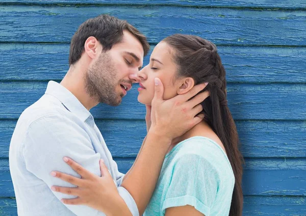 Couple kiss with blue wood background — Stock Photo, Image