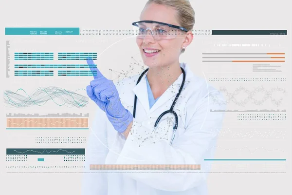 Kvinna läkare interagerar med en digital skärm — Stockfoto