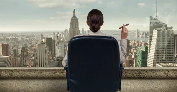 椅子に座って、喫煙葉巻ながら市内を見て実業家の後姿 — ストック写真