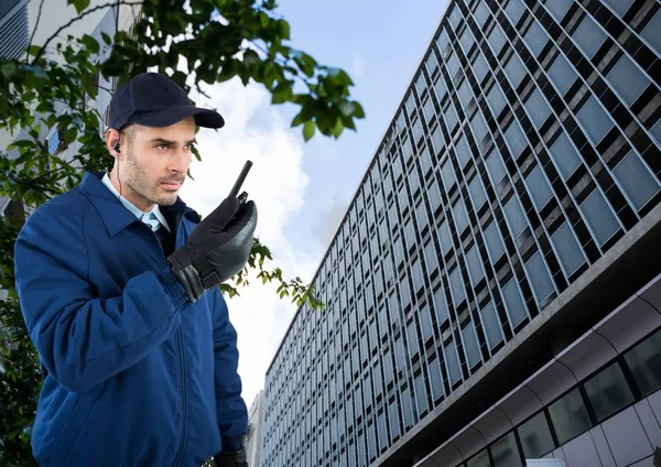 Biztonsági őr gazdaság walkie talkie állandó városban — Stock Fotó