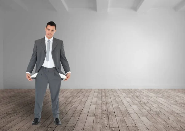 Hombre de negocios de bolsillo vacío en una habitación vacía — Foto de Stock