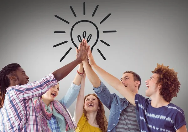 Trendiga team att sätta händerna ihop mot glödlampa — Stockfoto