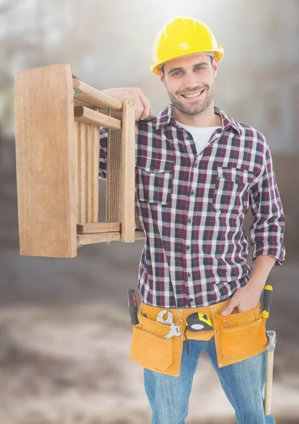 Obrero de la construcción con escalera — Foto de Stock