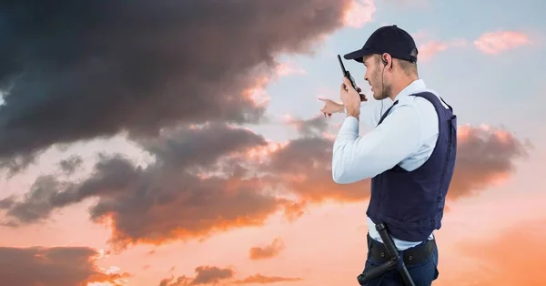 Security guard gebaren en praten over walkie talkie terwijl gerichte richting hemel — Stockfoto