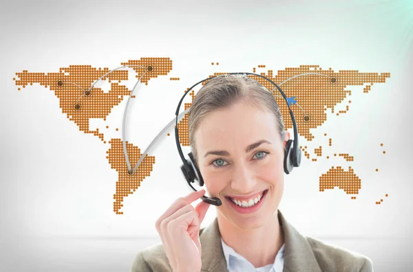 Κυρία με ακουστικά ενάντια σε παγκόσμιο χάρτη — Φωτογραφία Αρχείου