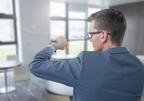 Podnikatel, drží ruku s hodinkami na oči v úřadu — Stock fotografie