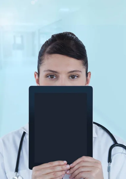 Ο γιατρός εκμετάλλευση tablet σε όλο το πρόσωπο στα μπλε διαδρόμου — Φωτογραφία Αρχείου