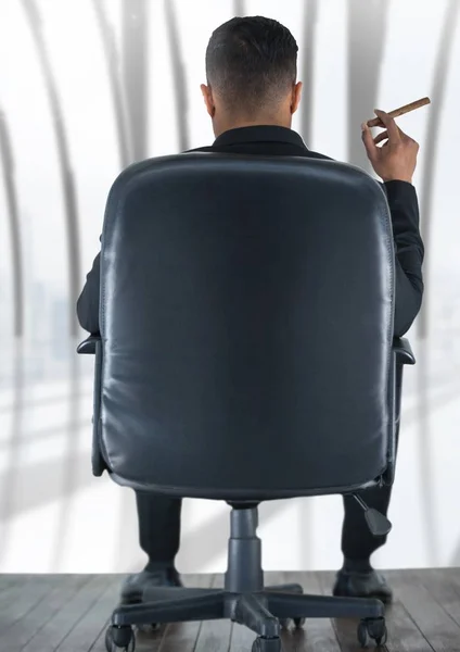 Empresário Back Sentado na cadeira com charuto e janelas brilhantes — Fotografia de Stock