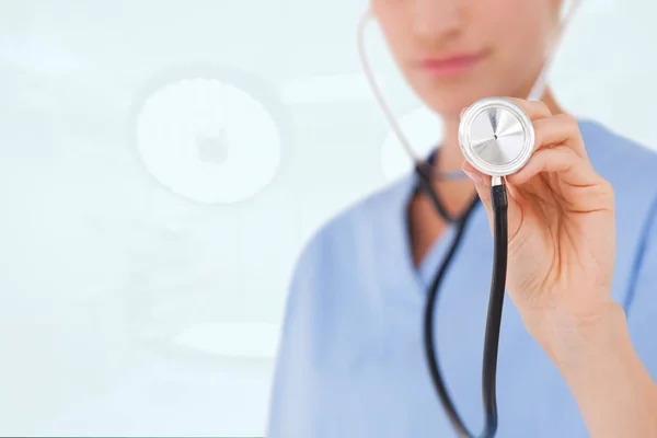 Kvinna läkare håller ett stetoskop — Stockfoto