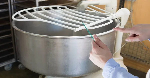 Prise de vue manuelle de l'ustensile avec dispositif transparent à la boulangerie — Photo