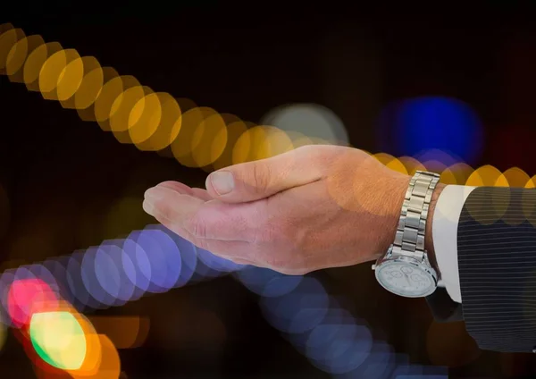 Деловой человек Рука с богатыми часами с игристым светом bokeh фона — стоковое фото