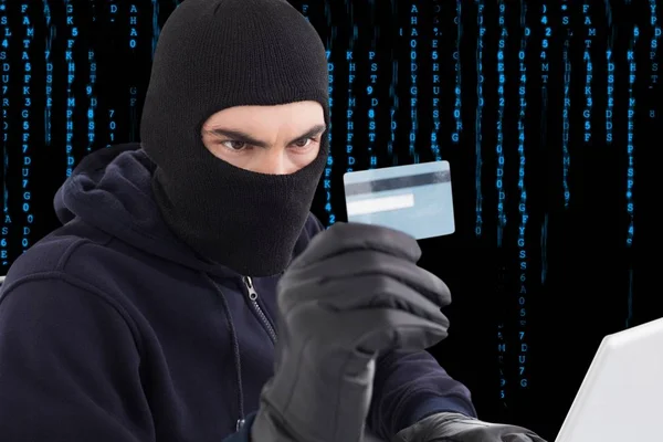 Hacker memegang kartu kredit — Stok Foto