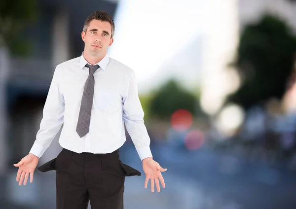 Triest zakenman met een lege zak met stad achtergrond — Stockfoto