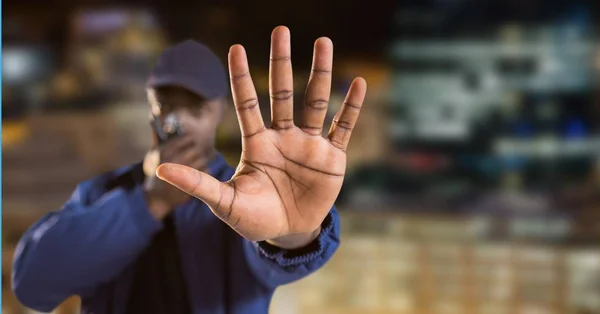 Guardia di sicurezza parlando sul walkie talkie con la mano gesticolando di fermarsi mentre in piedi in città — Foto Stock