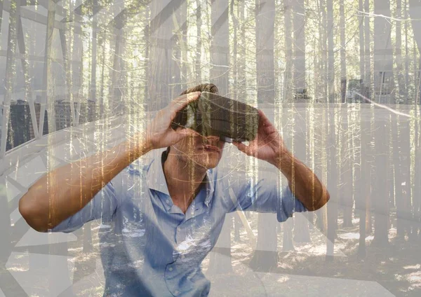 Άντρας με γυαλιά 3d σε ένα φουτουριστικό δωμάτιο που ψάχνει το δάσος — Φωτογραφία Αρχείου