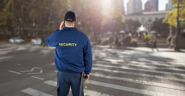 Vista trasera del guardia de seguridad parado en la carretera en la ciudad — Foto de Stock