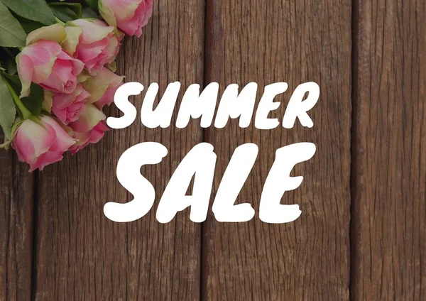 Overhead com rosas na mesa e texto de venda de verão branco — Fotografia de Stock