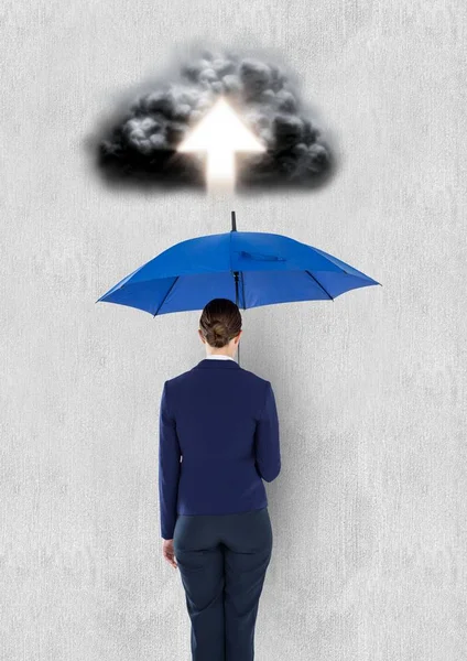 Digitales Verbundbild der Wolke mit Pfeil über Geschäftsfrau mit blauem Regenschirm — Stockbild Wolke mit Pfeil über Geschäftsfrau mit blauem Regenschirm — Stockfoto