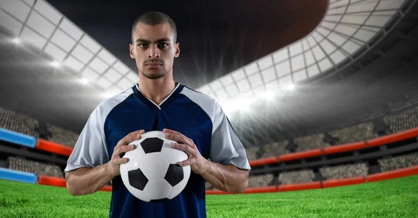 Jugador de fútbol sosteniendo un balón en un estadio —  Fotos de Stock