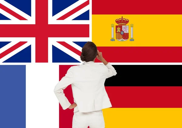 Huvudsakliga språk flaggor runt kvinnan med tillbaka riktad — Stockfoto